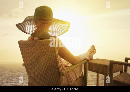 Frau auf einer Kreuzfahrt Schiff, Nassau, Bahamas, Karibik, Karibik, Mittelamerika Stockfoto