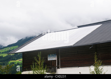 Sonnenkollektoren auf einem Bauernhof fotografiert in Untersulzbach Tal den Nationalpark Hohe Tauern, Salzburg, Österreich Stockfoto