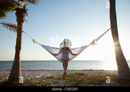 Frau in einer Hängematte am Strand, Florida, Vereinigte Staaten von Amerika, Nordamerika Stockfoto