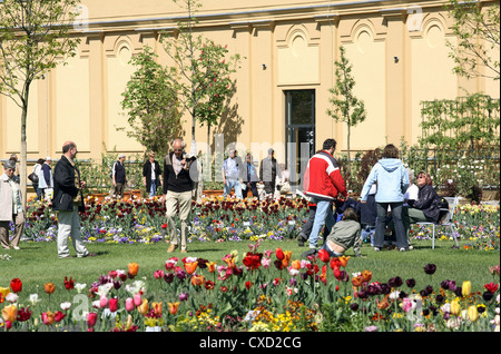 BUGA 2007: Blumen und Besucher im Hofwiesenpark in Gera Stockfoto