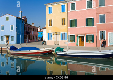 Kanal auf der Insel Burano, Venedig, Veneto, Italien, Europa Stockfoto