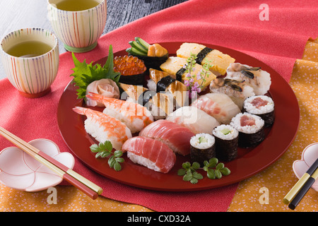 Verschiedene Sushi auf Platte Stockfoto