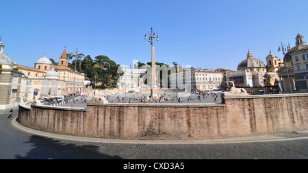 Rom, Italien - 30. März 2012: Touristen, die Piazza del Popolo ('s Square), eine große städtische quadratische und touristische Attraktion Stockfoto