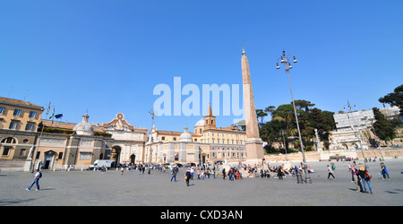 Rom, Italien - 30. März 2012: Touristen, die Piazza del Popolo ('s Square), eine große städtische quadratische und touristische Attraktion Stockfoto