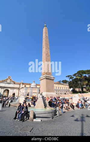 Rom, Italien - 30. März 2012: Touristen, die Piazza del Popolo ('s Square), eine große städtische quadratische und touristische Attraktion Stockfoto