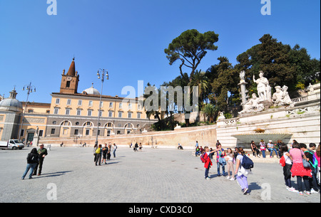 Rom, Italien - 30. März 2012: Touristen, die Piazza del Popolo ('s Square), eine große städtische quadratische und touristische Attraktion Stockfoto