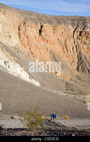 Wanderer im Ubehebe Krater, Death Valley Nationalpark, Kalifornien, Vereinigte Staaten von Amerika, Nordamerika Stockfoto