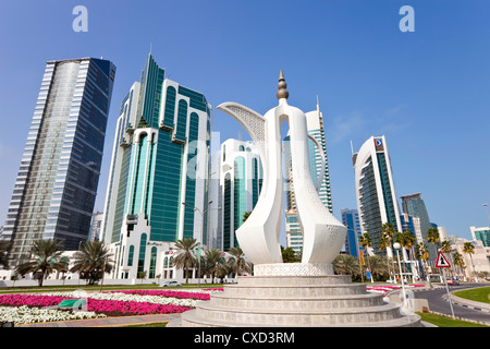 Kaffeekanne Denkmal und die neue Skyline der West Bay zentralen finanziellen Bezirk von Doha, Katar, Nahost Stockfoto