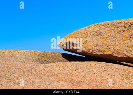 riesigen Granitblock auf blauen Himmelshintergrund Stockfoto