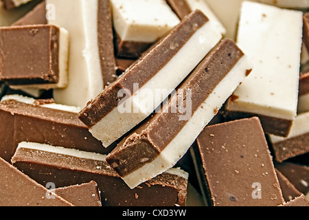 Schokolade bars weiße und braune Kombination in loser Schüttung. Stockfoto