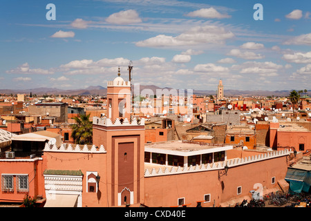Erhöhten Blick auf die Djemaa el-Fna, Afrika, Nordafrika, Marokko, Marrakesch (Marrakech)