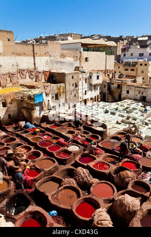 Chouwara traditionelle Leder Gerberei in alten Fes, Bottiche für Gerben und Färben von Leder Häute und Felle, Fez, Marokko, Nordafrika Stockfoto