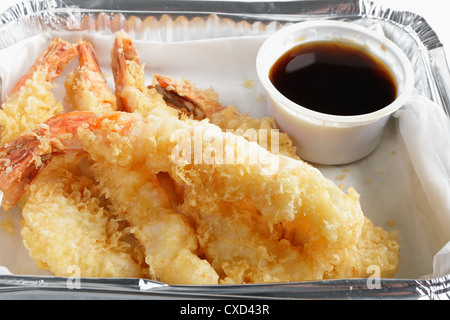 Eine Fastfood-durchführen von Garnelen-Tempura, bekannt als in den USA, in einer Alu-Schale mit Tempura Garnelen ein einen Topf mit Soja-Sauce. Stockfoto