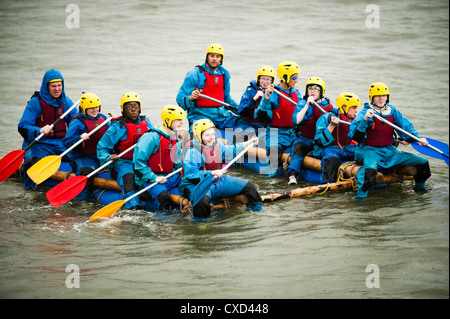 Rafting auf dem Fluss Dyfi/Dovey: Jugendliche, die Teilnahme an "The Challenge" - Gelegenheit Outward Bound für 15-17 jährige UK Stockfoto