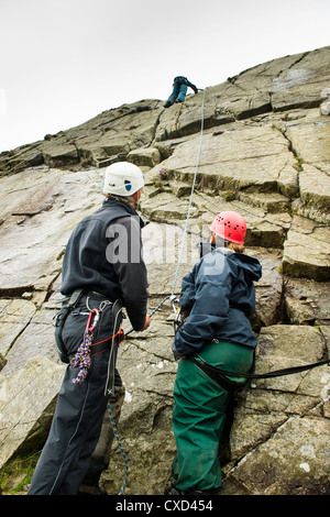 Rock Climbing in den Mawddach Tal Nord-Wales: Jugendliche, die Teilnahme an "The Challenge" - nach außen gebunden Aktivität Wales UK Stockfoto
