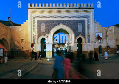 Blau gekachelten Torbogen des Stadttors Bab Bou Jeloud nach Medina, Fez, mittleren Atlas, Marokko, Afrika Stockfoto