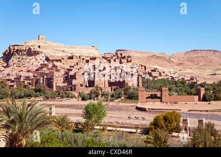 Stadt von Ait Benhaddou auf einem ehemaligen Karawanenstraße am Flussufer Ouarzazate verwendet oft als Drehort, Marokko Stockfoto