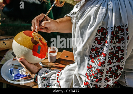 Costrum Frau gekleidet in traditionellen rumänischen und Straussenei-Malerei Stockfoto