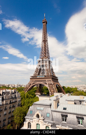 Eiffelturm, betrachtet über Dächer, Paris, Frankreich, Europa Stockfoto