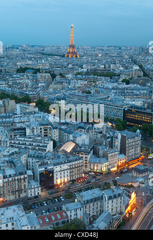 Stadt und Eiffelturm, betrachtet über Dächer, Paris, Frankreich, Europa Stockfoto