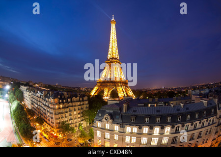 Eiffelturm, betrachtet über Dächer, Paris, Frankreich, Europa Stockfoto