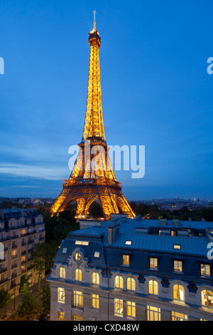 Eiffelturm, betrachtet über Dächer, Paris, Frankreich, Europa Stockfoto