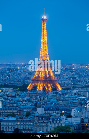 Beleuchteten Eiffelturm angesehen, über Dächer, Paris, Frankreich, Europa Stockfoto