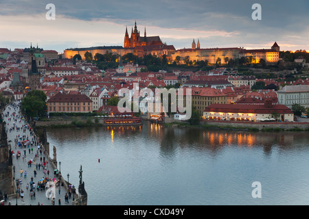 St. Vitus Cathedral, Karlsbrücke, Moldau und das Budaer Burgviertel beleuchtet in der Nacht, Prag, Tschechische Republik Stockfoto
