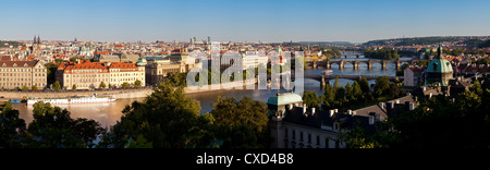 Blick auf den Fluss Vltava und Brücken, Prag, Tschechische Republik, Europa Stockfoto