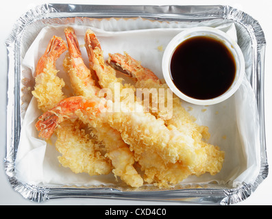 Eine Fastfood-durchführen von Garnelen-Tempura, bekannt als in den USA, in einer Alu-Schale mit Tempura Garnelen ein einen Topf mit Soja-Sauce. Stockfoto