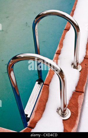 Schwimmbad im Winter mit Schnee Stockfoto