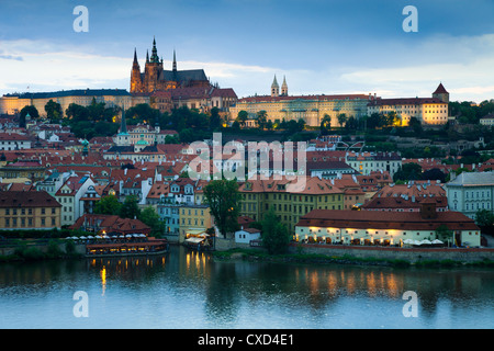 St. Vitus Cathedral, Moldau und das Budaer Burgviertel beleuchtet am Abend, Prag, Tschechische Republik Stockfoto