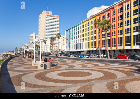 Strandpromenade vor den bunt geschmückten Hotel Fassaden, Tel Aviv, Israel, Nahost Stockfoto