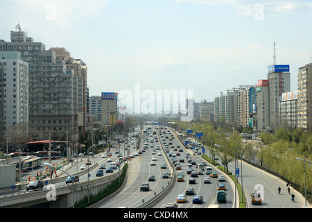 Peking, mehrspurigen Ausfallstraße am Rande Stockfoto