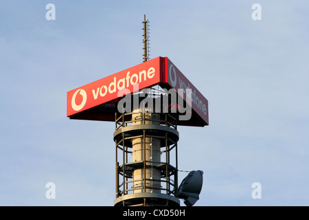 Berlin, das Vodafone Logo auf einem Sendemast Stockfoto