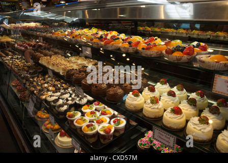 Eine Nahaufnahme von einer Auswahl an Kuchen auf Granville Island Public Market, Granville Island, Vancouver Stockfoto