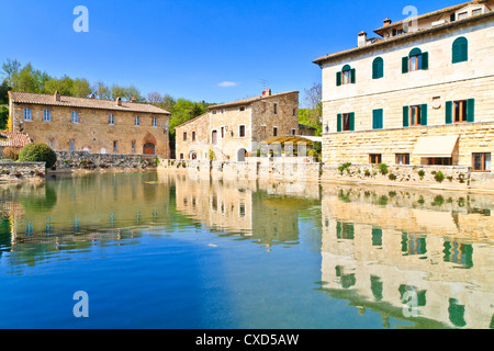 Alten Thermalbäder in dem mittelalterlichen Dorf Bagno Vignoni, Toskana, Italien Stockfoto