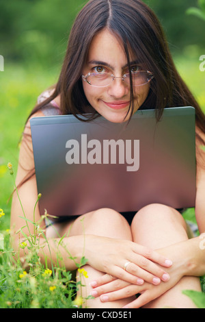 Close-up Portrait eine glückliche Frau mit Laptop im freien Stockfoto