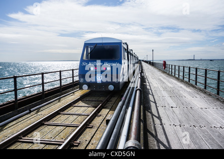 Elektrisch angetrieben Zug auf dem längsten Vergnügen Pier in der Welt (bei Southend, England). Stockfoto