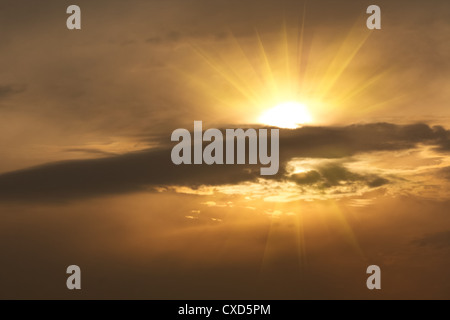 Sonnenstrahl in den Wolken bei Sonnenuntergang Stockfoto