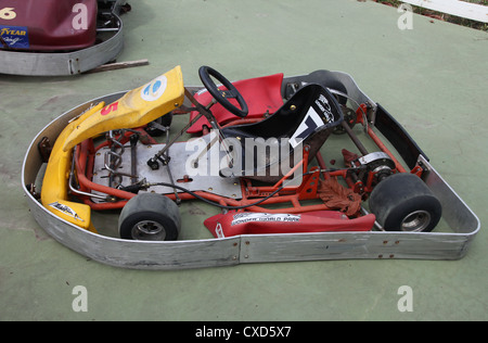 Es ist ein Foto von einem Mechaniker Sport Kart Racing oder Karting genannt. Die Kats ist auf der Straße oder der Parkplatz gestoppt. Stockfoto