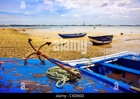 Alte blaue Angelboote/Fischerboote in einen Strand und rostigen Anker im Vordergrund Stockfoto