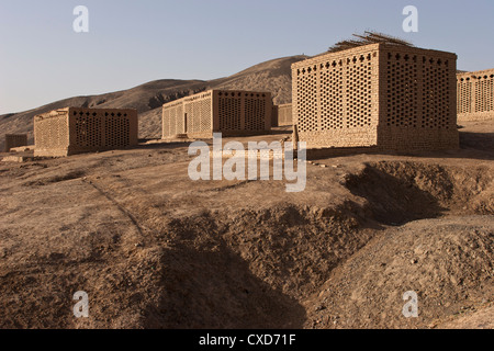 Kleine Erde Backsteinhäuser als Trauben trocknen Schuppen in Turpan, Xinjiang, China Stockfoto