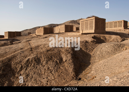 Kleine Erde Backsteinhäuser als Trauben trocknen Schuppen in Turpan, Xinjiang, China Stockfoto