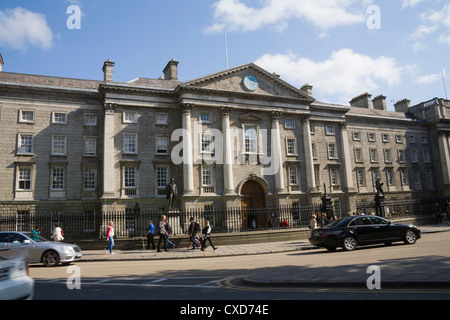 Stadt Dublin Eire Die eindrucksvollen Eingang Trinity College, der ältesten Universität in Irland besetzt mit Besuchern Coláiste na Tríonóide Stockfoto