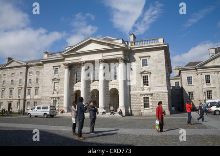 Dublin City Eire International Besucher vor Kapelle im Parlament Square Trinity College älteste Universität von Irland Stockfoto