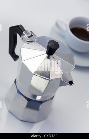 Atelier-Stillleben von italienischem Espresso Maker mit Espresso-Tasse und Untertasse Stockfoto