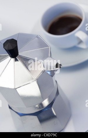 Atelier-Stillleben von italienischem Espresso Maker mit Espresso-Tasse und Untertasse Stockfoto