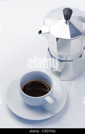 Atelier-Stillleben von italienischem Espresso Maker mit Espresso-Tasse und Untertasse Stockfoto