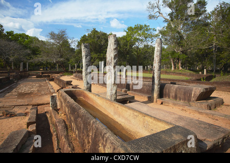 Reis-Trog innen Reste der klösterlichen Refektorium, nördlichen Ruinen, Anuradhapura, North Central Province, Sri Lanka Stockfoto